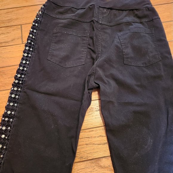 BEYOND FABULOUS SHORTS - Picture 4 of 5